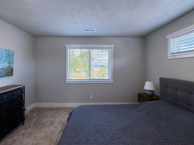 Building Photo - 2771 Cascara Dr
