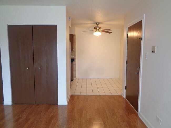 Building Photo - 14785 Lake View Dr