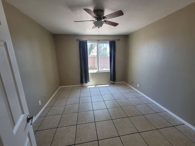 Building Photo - Single-Story 1-Bedroom Condo in a Highland...