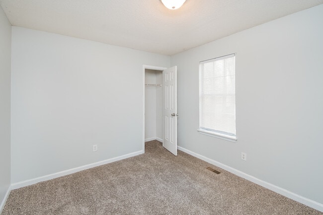 Building Photo - 3 Bedroom With Open Floor Plan