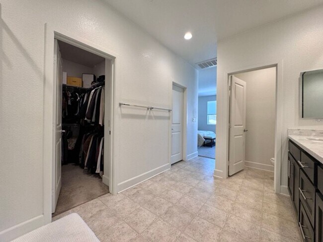 Building Photo - Elegant 4 Bedroom, 4.5 Bathroom Home with ...