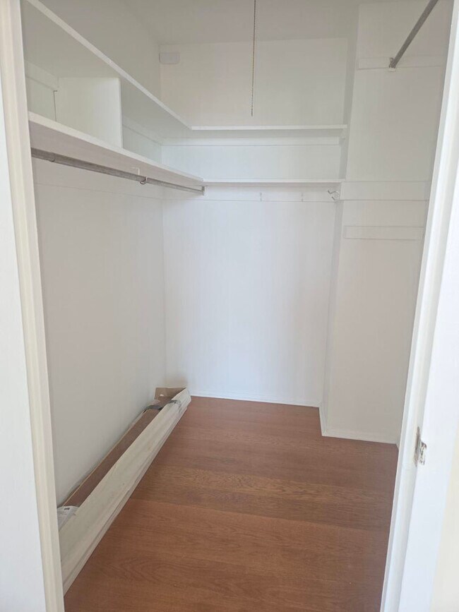 Building Photo - 5757 N Sheridan Rd