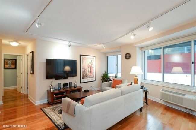 Building Photo - 211 E Ohio St