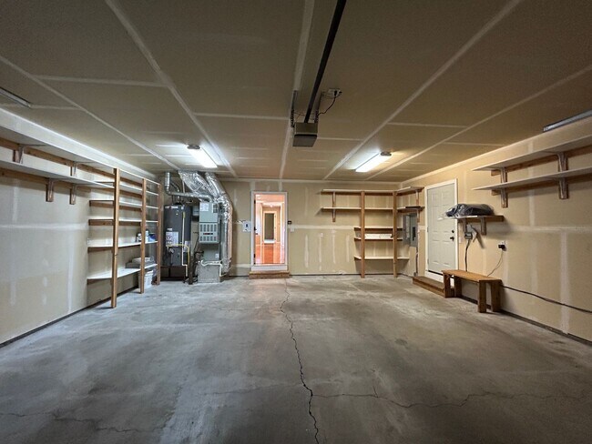 Building Photo - Well Maintained 3 Bedroom / 2 Bathroom Hom...