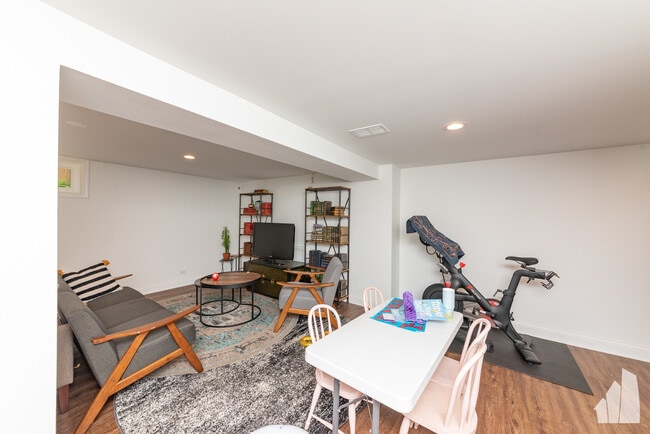 Building Photo - 6114 N Lenox Ave