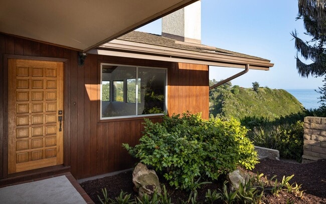 Building Photo - Coastal cottage in prime location and exceptional views!