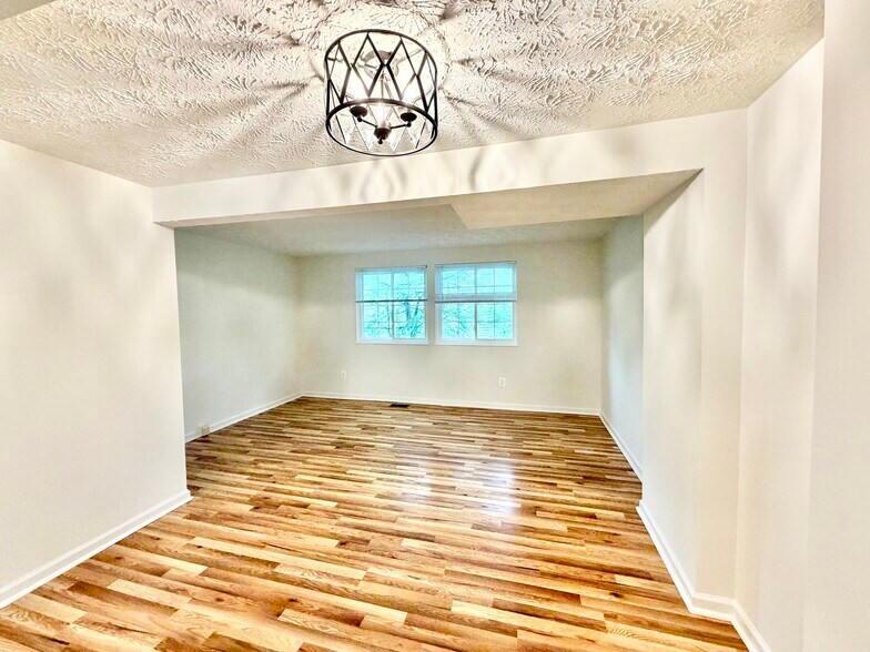 Building Photo - 2853 Middleboro Dr