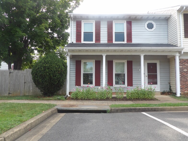 Building Photo - 413 Forest Ct