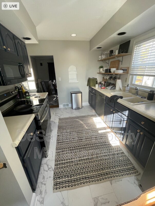 Building Photo - 811 California Ave