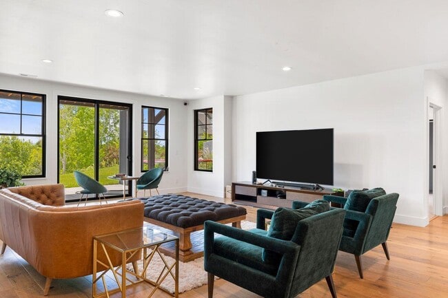 Building Photo - 557 St Andrews Dr