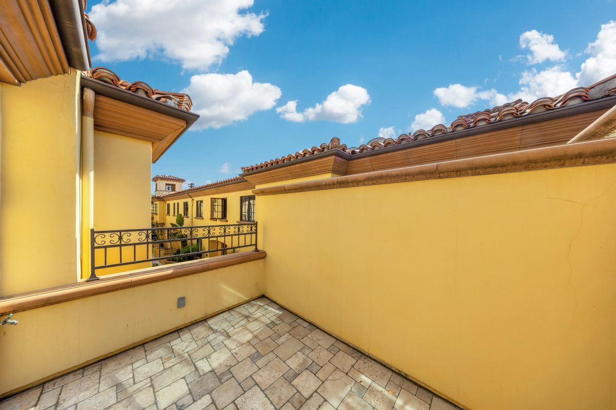 Building Photo - 985 N Michillinda Ave