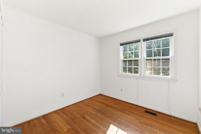 Building Photo - 1730 Pine Valley Dr