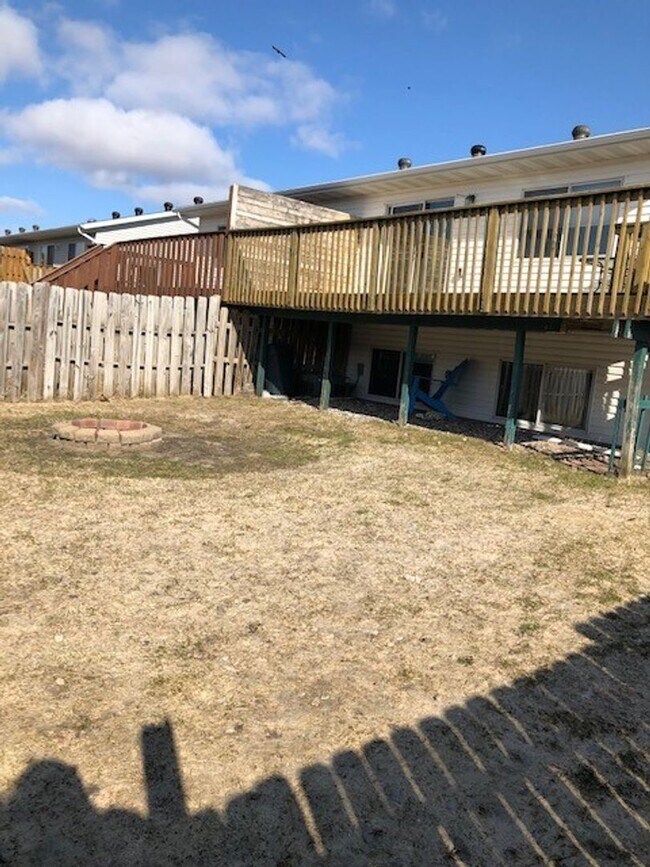 Building Photo - Amber Valley Court Townhome