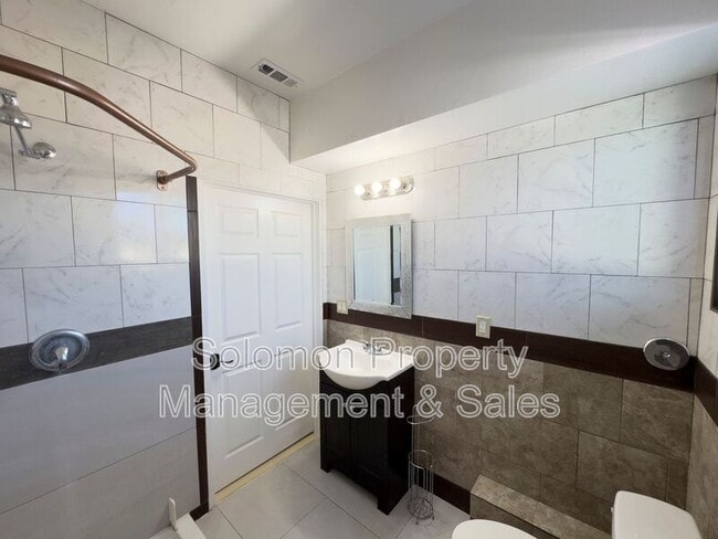 Building Photo - 2030 Broadway St