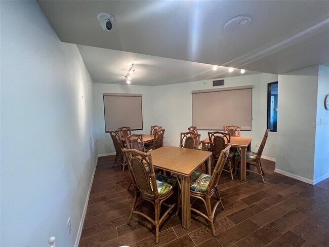 Building Photo - 670 Island Way