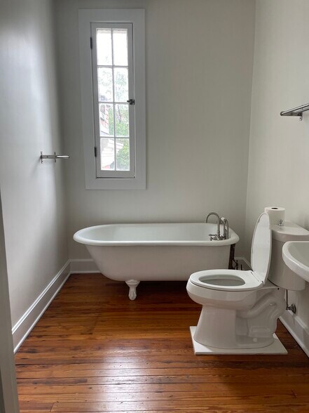 clawfoot tub - 417 E 6th St
