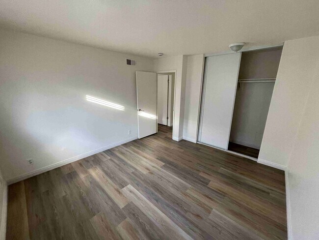 Building Photo - COMPLETELY UPDATED TWO BEDROOM APARTMENT IN TARZANA!