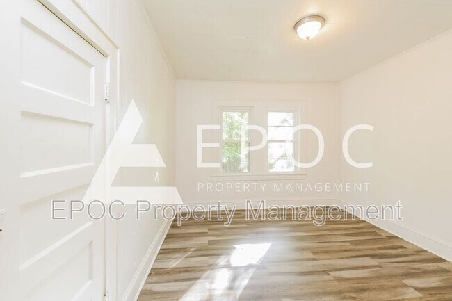 Building Photo - 2525 Greenway Ave NW