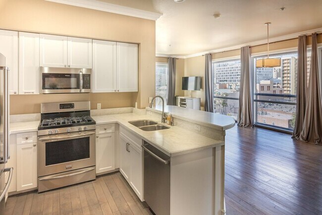 Building Photo - Gaslamp City Square Condo  2 bed 2 bath, t...