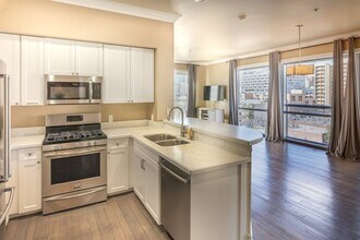 Building Photo - Gaslamp City Square Condo  2 bed 2 bath, top floor, corner unit VIEWS