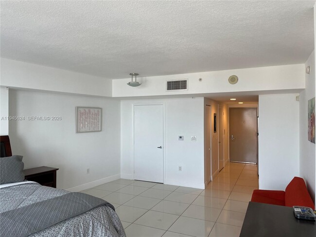 Building Photo - 1750 N Bayshore Dr