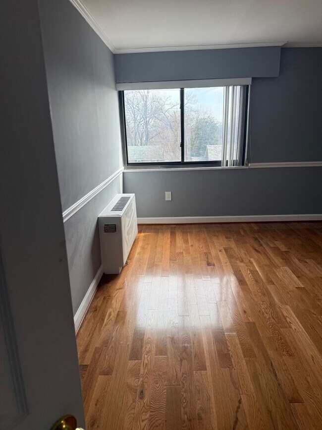Building Photo - Charming 2BR Condo in Silver Spring