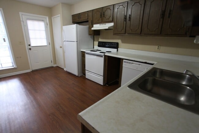 Building Photo - Charming 3BR/1BA Duplex in Convenient Location