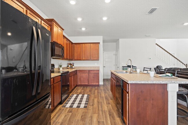 Building Photo - Stunning single-family 4bed/2.5 bath home