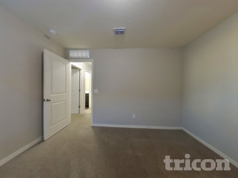 Building Photo - 4521 W Saddlebush Way