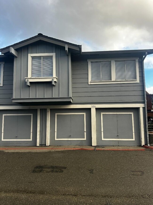 Building Photo - 596 Drive 596 Dr