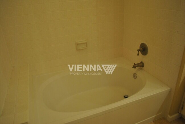 Building Photo - 4073 N Country Dr