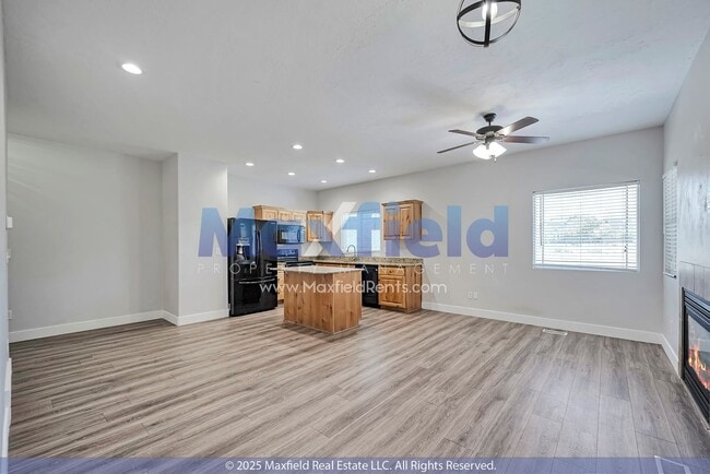 Building Photo - Golf Course Townhouse 3 BD 2.5 BA 2 GA w/ ...