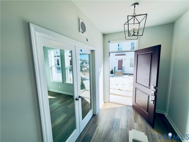 Building Photo - 121 This Wy