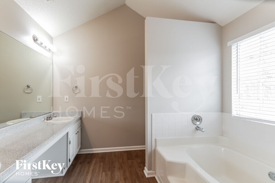 Building Photo - 3217 Ivy Lake Ct
