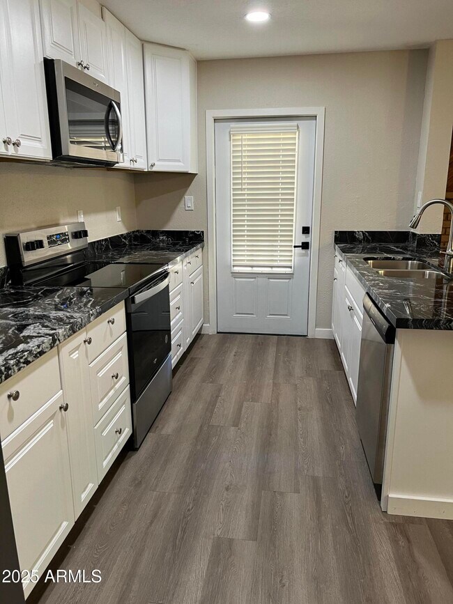 Building Photo - 10801 N 43rd Dr