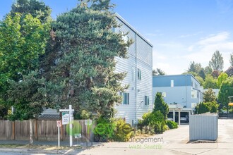 Building Photo - Comfort and Style in the Heart of Seattle