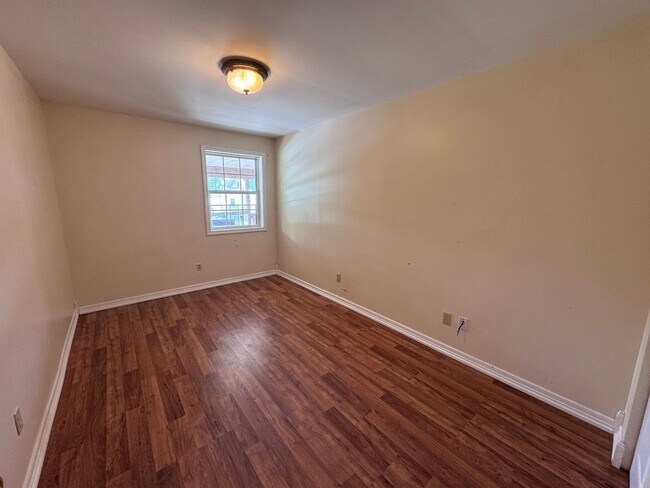 Building Photo - All Inclusive 1 Bed 1 Bath in Hazel