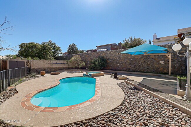 Building Photo - 10925 Loma Alta Pl