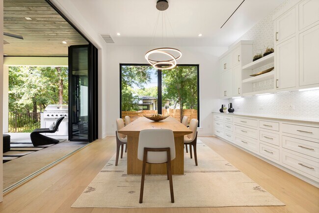 Building Photo - 2504 Bluffview Dr