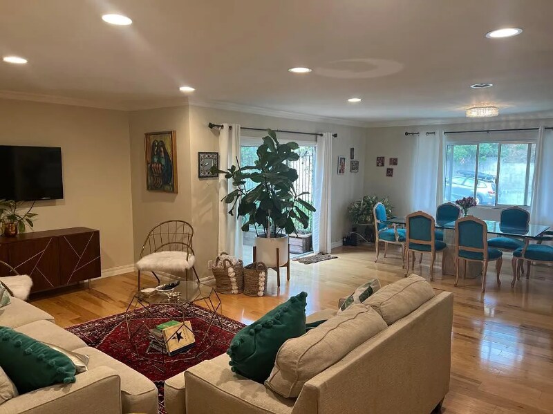 Building Photo - 6752 Hillpark Dr