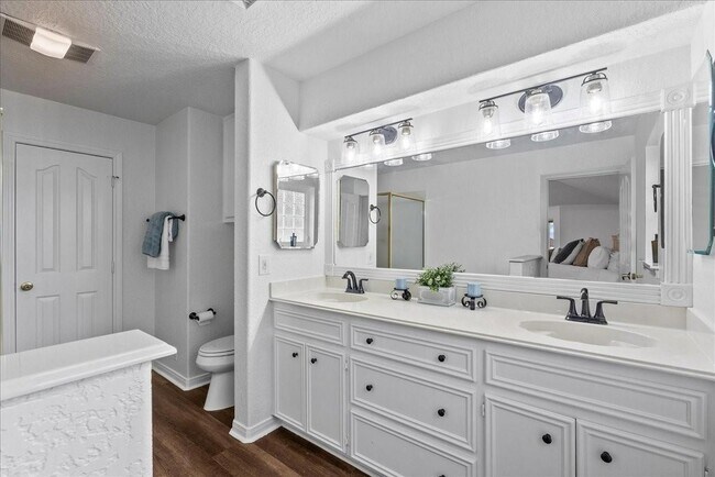 Building Photo - 933 Bonita Dr