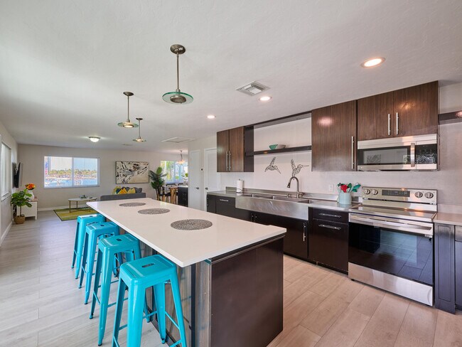 Building Photo - 2649 Lake Dr