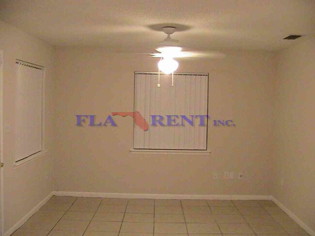 Building Photo - NICE!  2 BEDROOM  2 BATH / 1 CAR GARAGE - ...