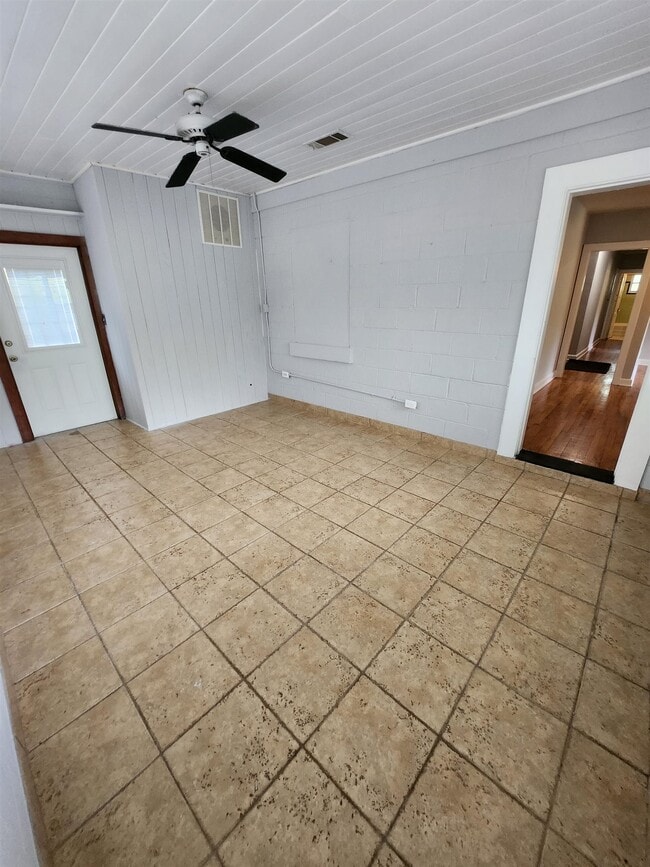 Building Photo - 1041 Cherokee Dr
