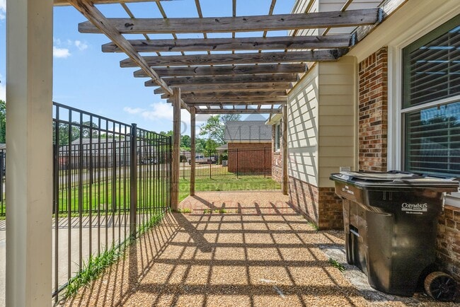 Building Photo - 7005 Robin's Nest Dr