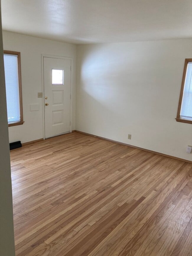 Building Photo - Single Family 3 Bedroom Home