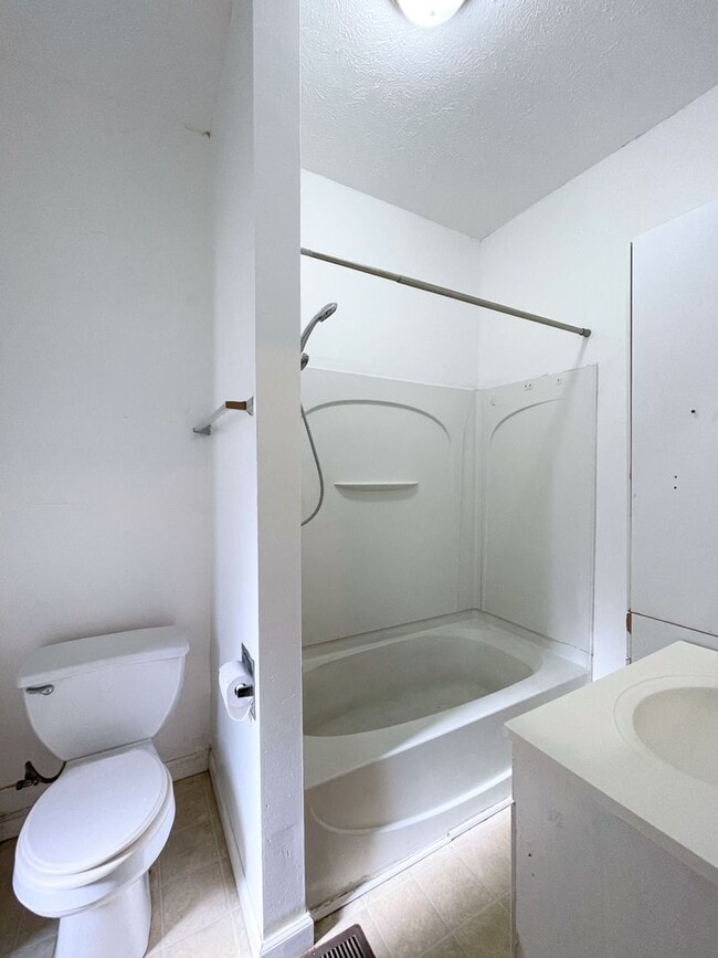 Building Photo - Large 3 Bedroom