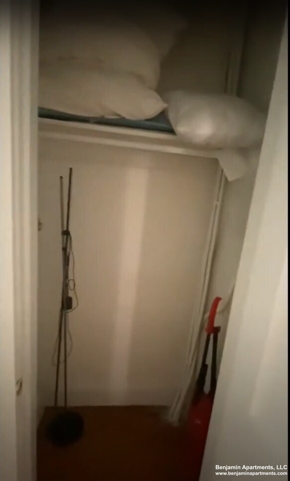 Building Photo - 121 Park Dr