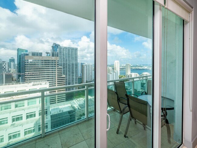 Building Photo - 950 Brickell Bay Dr