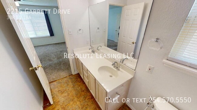 Building Photo - 2215 Garrett Dr
